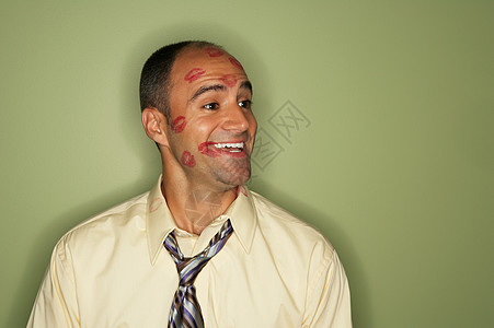脸上印满口红印的职业男性图片素材