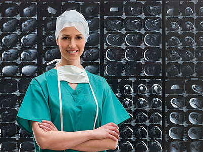 女性外科医生和X光片图片
