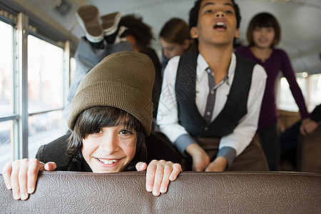 校车上的孩子图片
