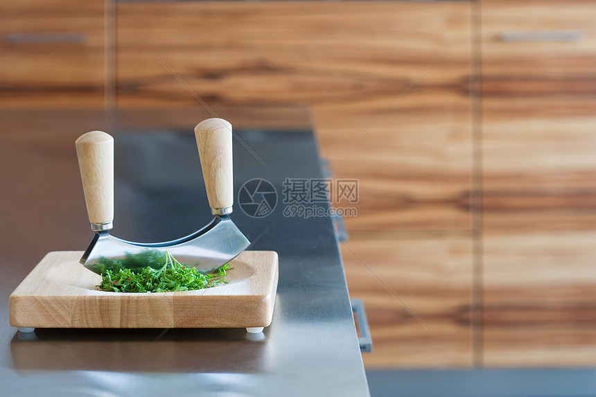 切菜刀和切菜板上的草药图片