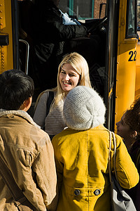 外国学生乘校车的儿童和教师背景