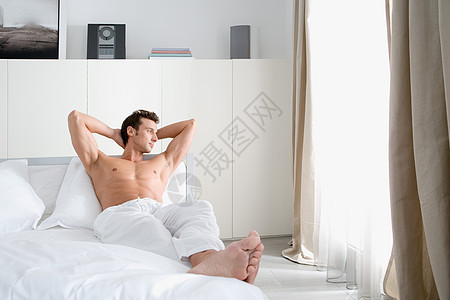男人在卧室休息背景图片