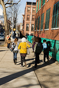 孩子们步行上学图片