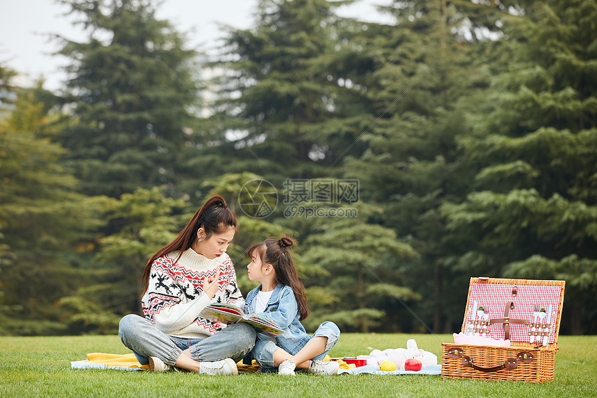 温馨母女坐在草坪上读书 图片