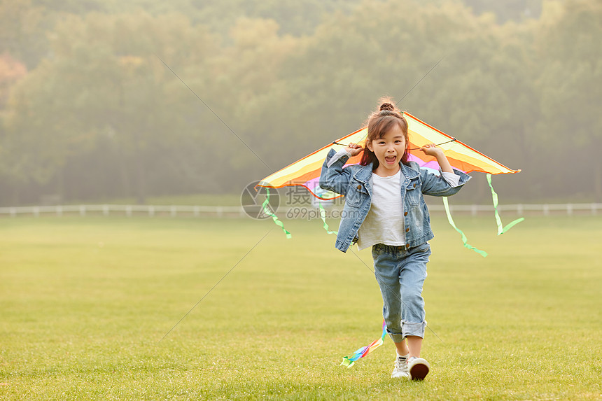 小女孩草坪上放风筝