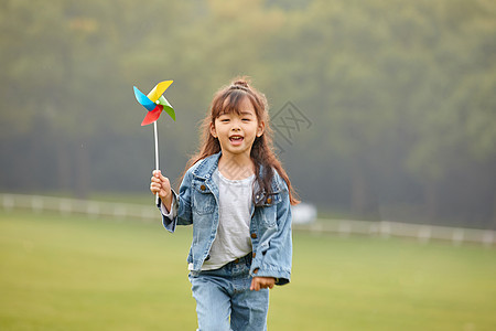 小女孩玩风车图片
