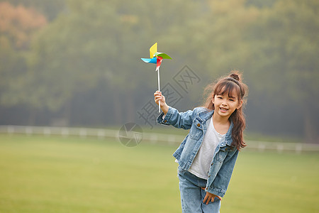 小女孩玩风车图片