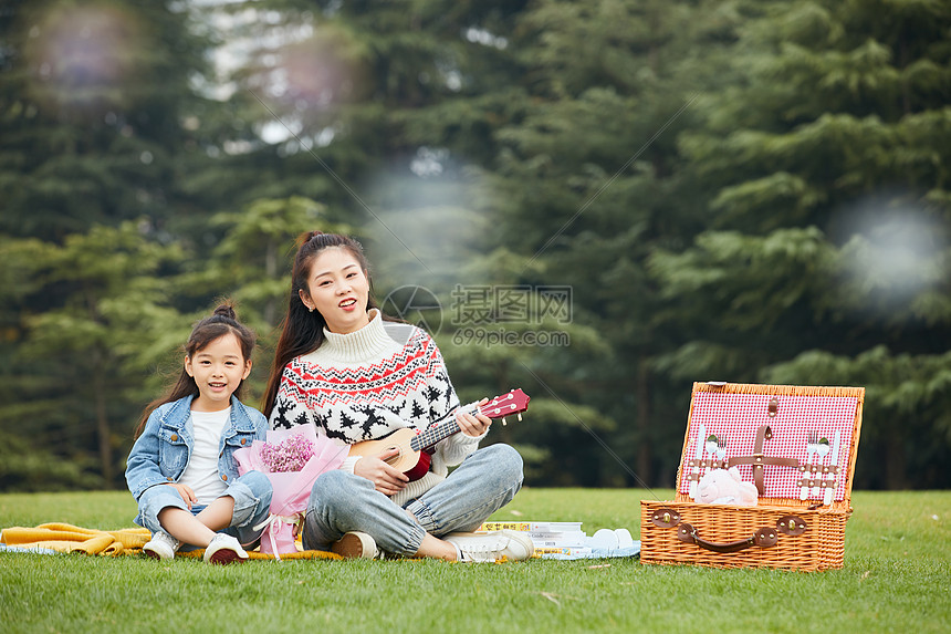 温馨母女草坪上弹尤克里里图片