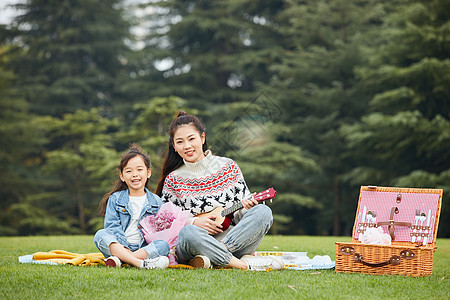 温馨母女草坪上弹尤克里里图片