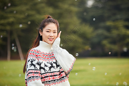 年轻女性站在草地上高清图片