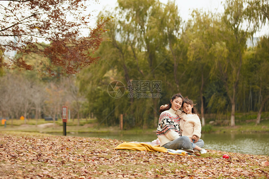 温馨母女坐在草地上图片