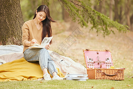 年轻女性树下看书图片