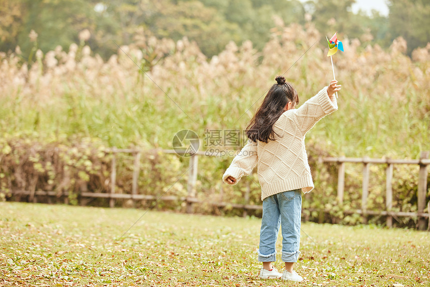 小女孩玩风车背影图片