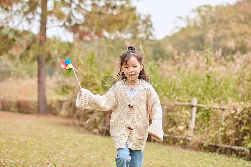 小女孩玩风车图片