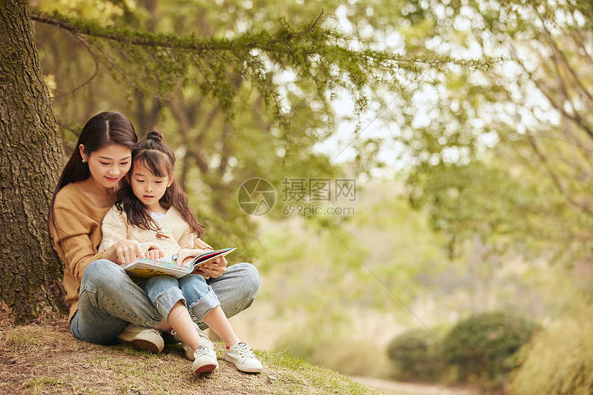 温馨母女坐在树下读书图片