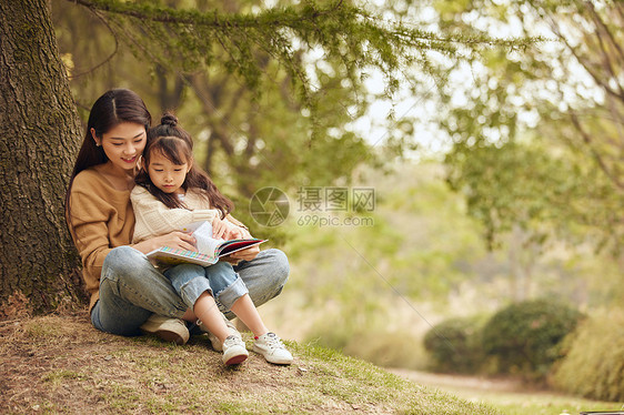 温馨母女坐在树下读书图片