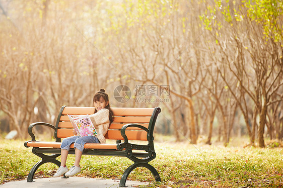 小女孩户外阅读图片