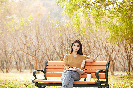 年轻女性户外阅读高清图片