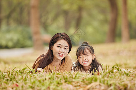 温馨母女趴在草地上玩耍图片