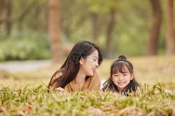 温馨母女趴在草地上玩耍图片