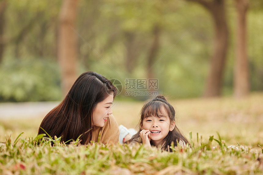 温馨母女趴在草地上玩耍图片