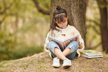 儿童阅读小女孩坐在树下看童话故事背景