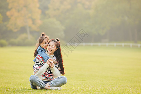 温馨母女坐在草坪玩耍图片