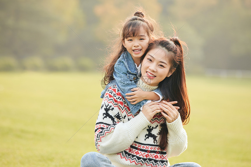 温馨母女坐在草坪玩耍图片