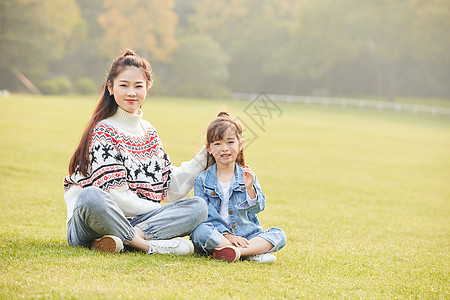 温馨母女坐在草坪玩耍图片