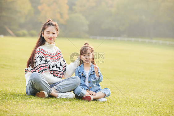 温馨母女坐在草坪玩耍图片