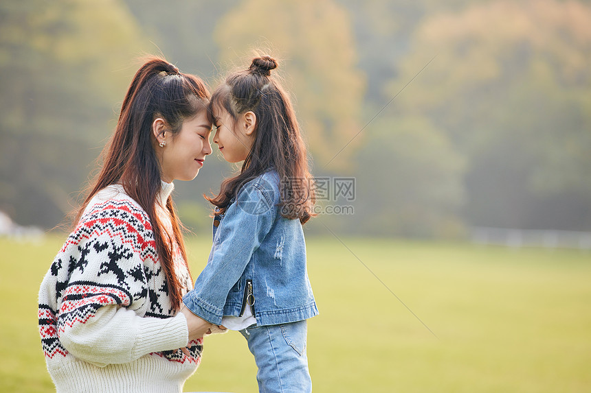 温馨母女郊游图片