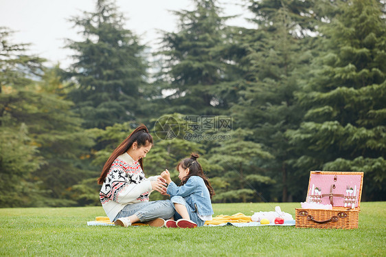 母女坐在草地上玩游戏图片