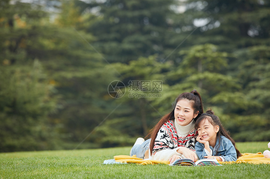 母女趴在草地上阅读图片