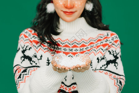 圣诞麋鹿妆美女手捧雪花图片