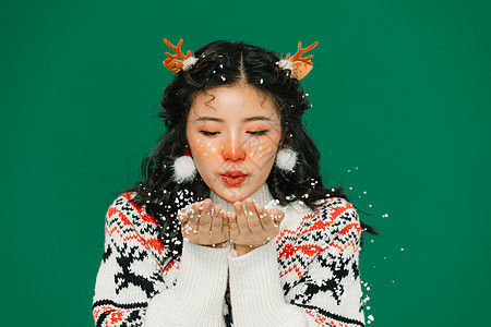 圣诞麋鹿妆美女手捧雪花图片