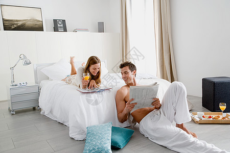 夫妻在卧室读书图片