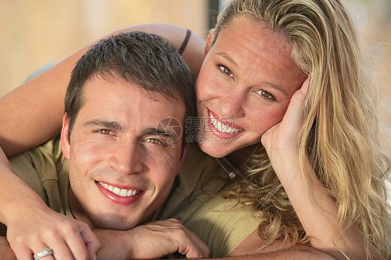一对幸福的年轻夫妇的画像图片