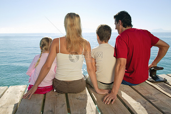 家人一起坐在码头上图片