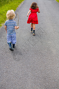 男孩和女孩在路上奔跑图片