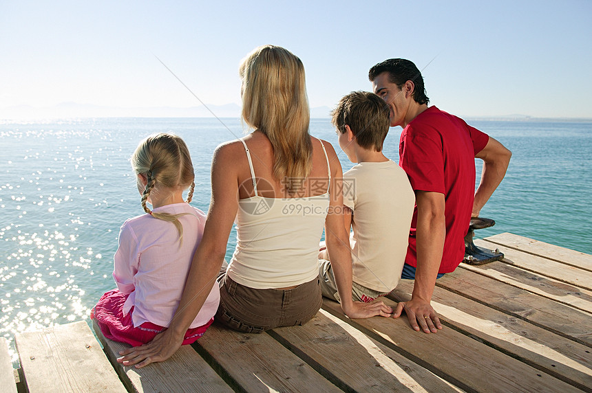 ‘~家人一起坐在码头上  ~’ 的图片