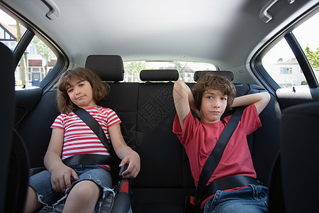 孩子们坐在车里图片