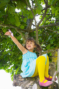 一个爬树的女孩图片