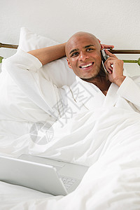 男人在床上打电话图片