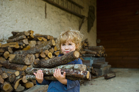 一个拿木头的男孩图片