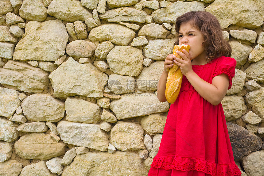 吃法式面包的女孩图片