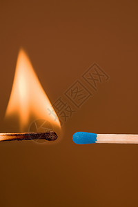 燃烧的火柴和未燃烧的火柴图片
