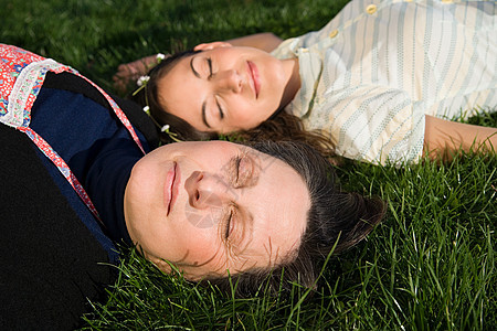 妈妈和女儿睡在草地上图片