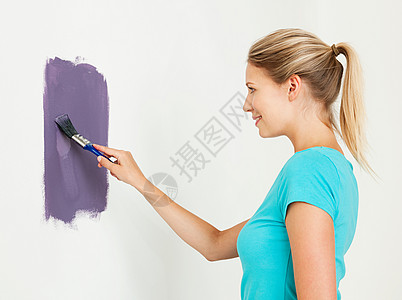 年轻女子画墙图片