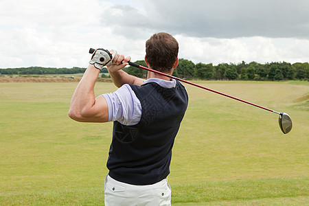 手运动男性高尔夫球手的后视图背景