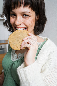 吃饼干的雀斑女人背景图片